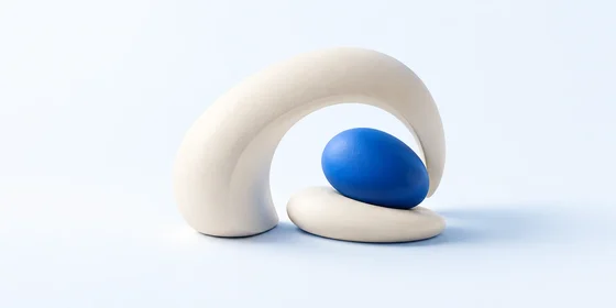 Une arche ivoire entoure doucement un galet bleu posé sur une forme arrondie.
