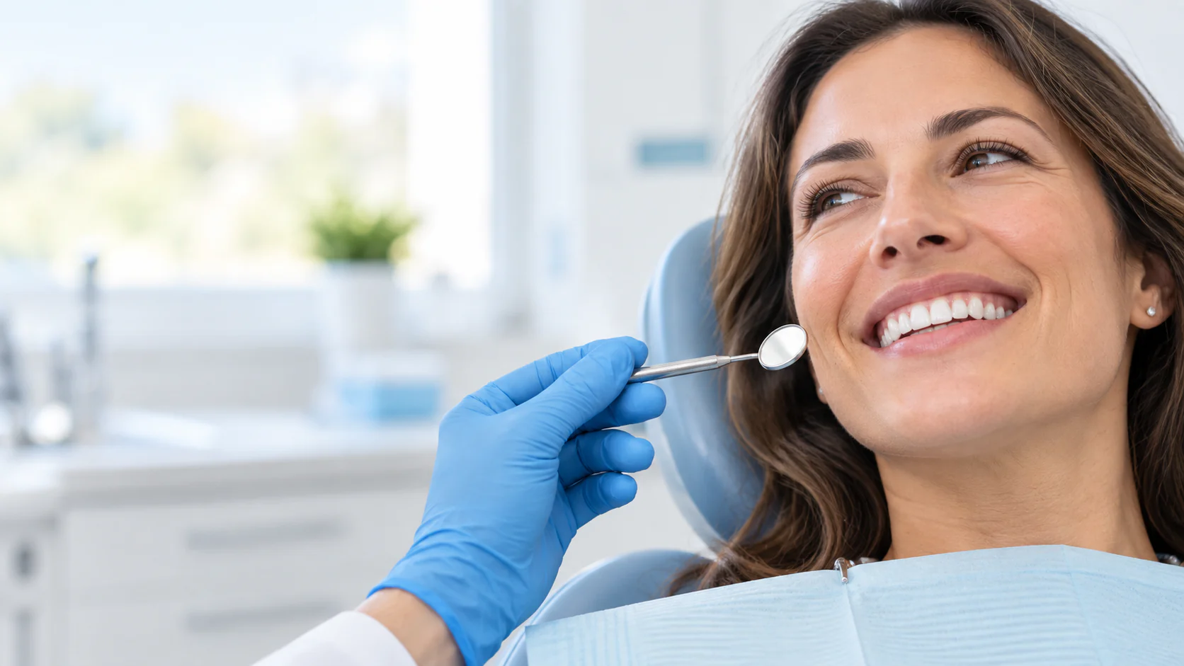 Patiente examinée au miroir par un dentiste.